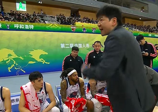 差距太明顯！山東男籃慘敗出局，邱彪發(fā)火了，外援真的沒法比