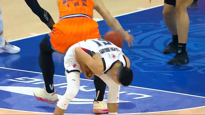 意外的潰敗，弗格單節(jié)爆砍20分！山東男籃窩火1戰(zhàn)，邱彪多次憤怒