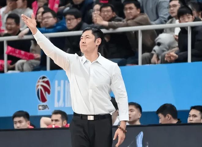 北控?zé)o緣四強(qiáng)發(fā)布會(huì)！張慶鵬不滿防守提小將發(fā)揮，羅漢琛回應(yīng)融入