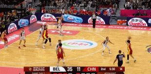 笑噴！比利時(shí)女籃球員沖撞張子宇，結(jié)果自己人仰馬翻受傷離場(chǎng)