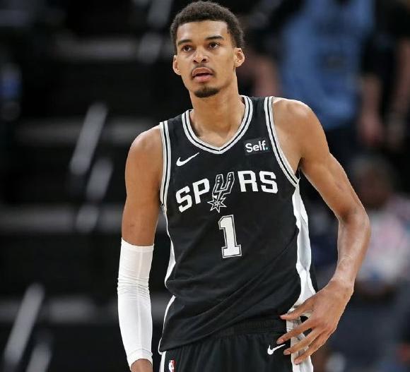 还在低谷期?11月份文班亚马场均17分10.8篮板,命中率仅39.7%