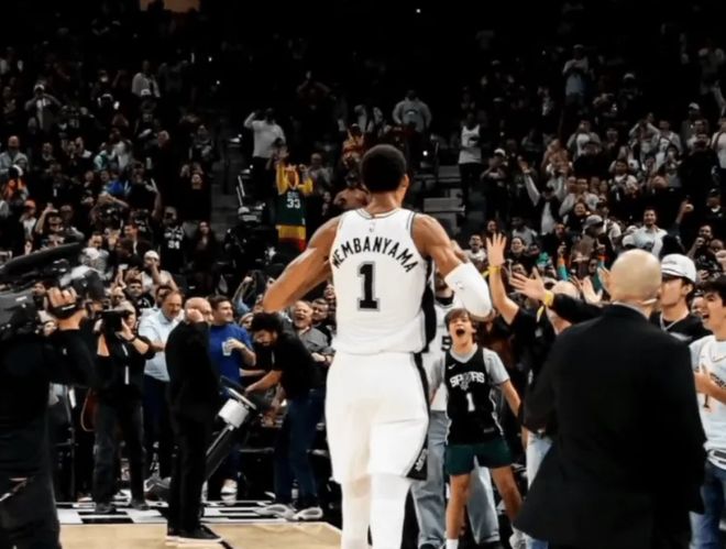 马刺终结5连胜!文班6失误,榜眼伤退,这一战,我彻底认清这3人