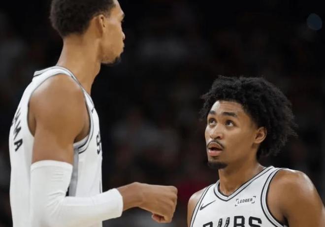 马刺夺冠核心在阵中，文班与哈珀百回合净胜对手43.2分！...