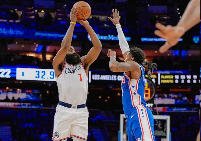 主裁详解哈登三分被打手为何不吹：裁判认为格莱姆斯是合法干扰...