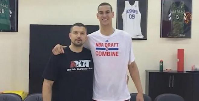 帶著母親遺愿戰斗12年,交易添頭成了隊魂