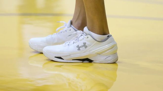 一年怒亏2个亿，库里和安德玛的“孽缘”