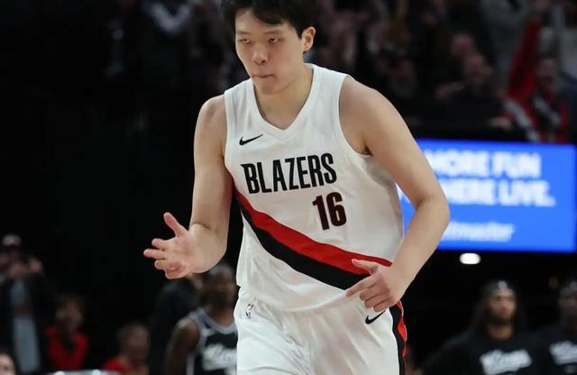杨瀚森9分6板开拓者负于勇士 敢于和主帅比划战术显示融入全队