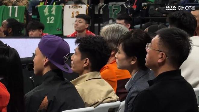 支持家乡球队！郑智现场观战CBA半决赛辽宁vs广厦G3