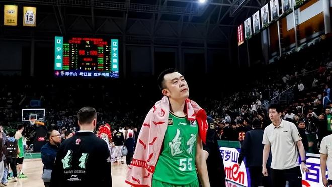 辽宁被横扫，今夏需解决三点！补强内线+提升外援，张镇麟快手术