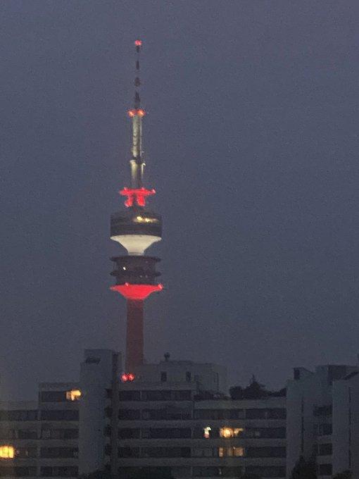 庆祝拜仁联赛夺冠，慕尼黑奥林匹克塔亮起红白灯光