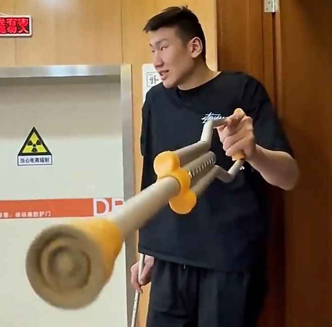 李炎哲伤情更新！拄着拐杖，石膏签满队友名字，本人回应努力康复