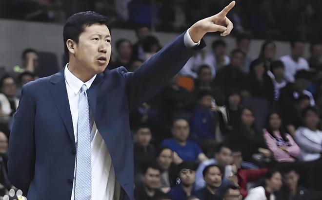 两点批评！王治郅直言杨瀚森速度慢，打NBA有难度，CBA不能靠外援