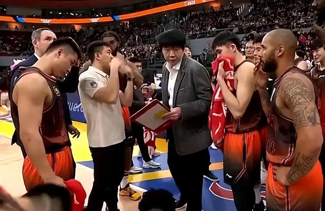 山东全运男篮教练组来新人，2米02悍将驰援，携鞠维松吴轲冲佳绩