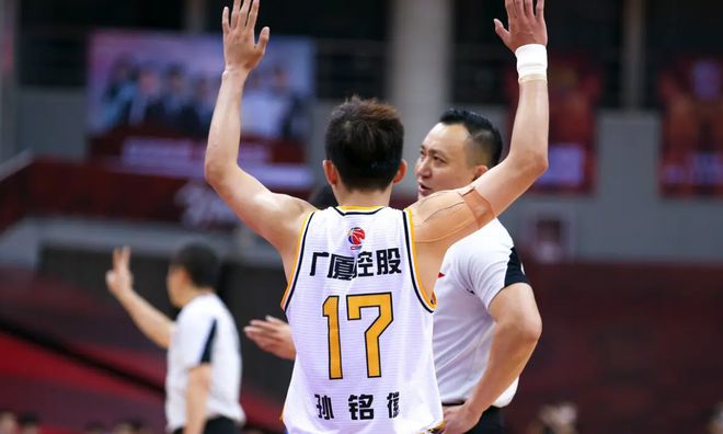 带着任务来的？总决赛G2后闫军上热搜 网友：他配广厦湖人也不怕