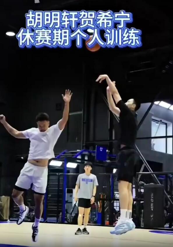 哪来天生的优秀！广东后场核心早早恢复训练 关闭社媒显决心