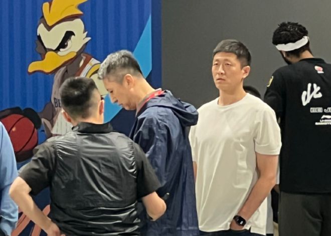 北京生死战！中国男篮主教练郭士强来到现场观战总决赛G4