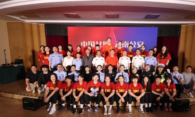 中国女篮双塔抢镜！2米23张子宇与2米07韩旭并立，女姚明认真听课