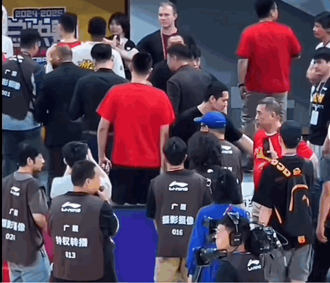 发泄不满！总决赛G5输球后王博怒踹广厦场边广告板
