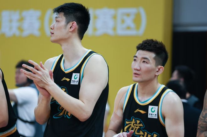 晚上十点！CBA再开天价罚单，广厦男篮被罚20万，1人被带走
