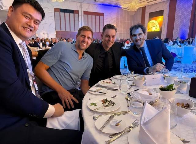 排面!姚明FIBA开会与加索尔诺维茨基共进晚餐,家嫂精瘦姚主席发福
