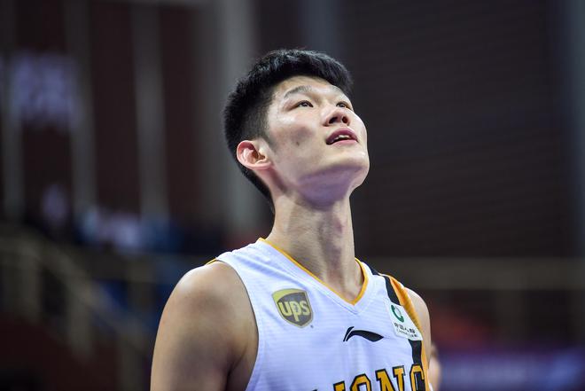 2022年胡金秋曾经历脾脏手术，今日痛苦捂肚并在场上呕吐