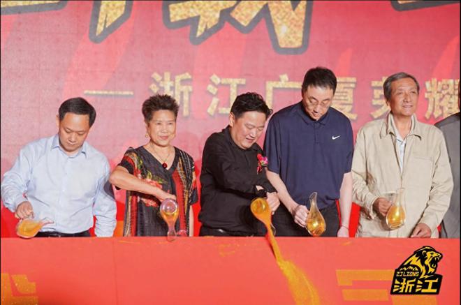 破案了！孙铭徽庆功会上，为何穿不一样的黑西装？苏群作了解答