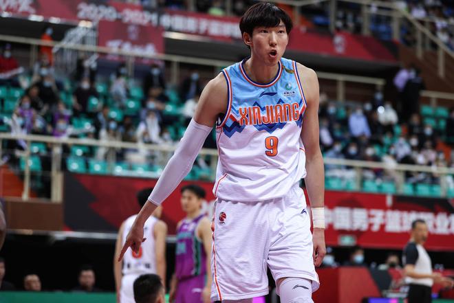 这可太稀有了！周琦在新疆男篮2019-20赛季的亲签球衣售价5000美金