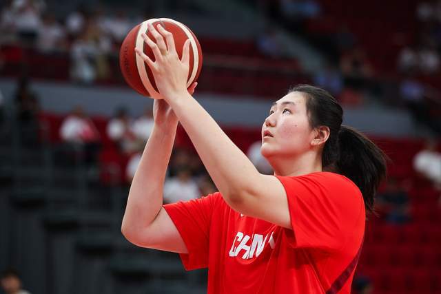 女姚明!18岁张子宇中国女篮首秀爆砍18分7板,带队46分横扫波黑