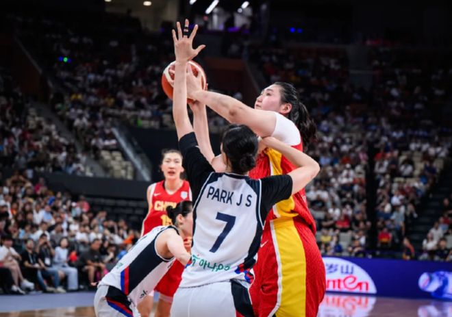 双塔撕碎韩国女篮的防守！中国女篮下半场爆发，杨力维太强了