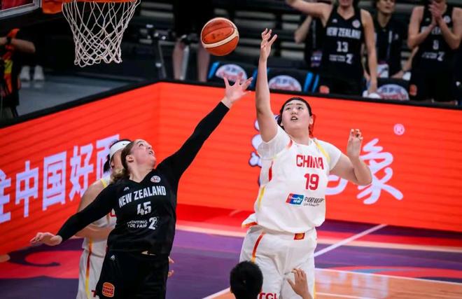 张子宇12分 中国女篮85-51新西兰获A组第一晋级半决赛