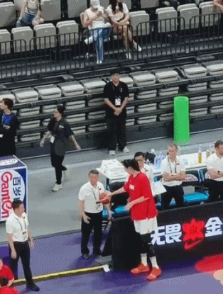 小孩姐太逗！网友拍摄到张子宇热身阶段“戏耍”宫鲁鸣