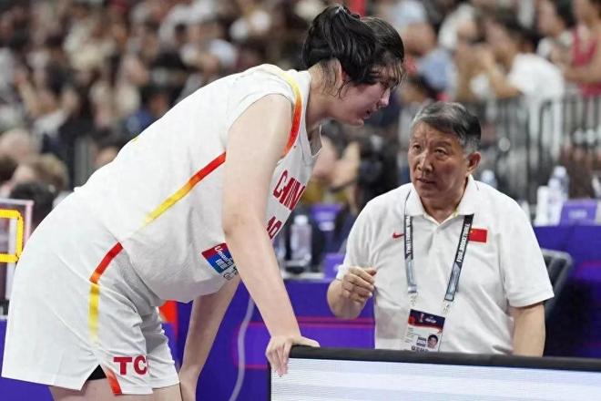 输日本女篮！中国女篮两位老将三分9中1，球迷：可以主动退役了