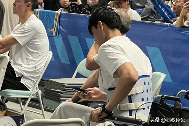 曾凡博无缘亚洲杯引热议 媒体人：与其被动输球 不如主动锻炼年轻人