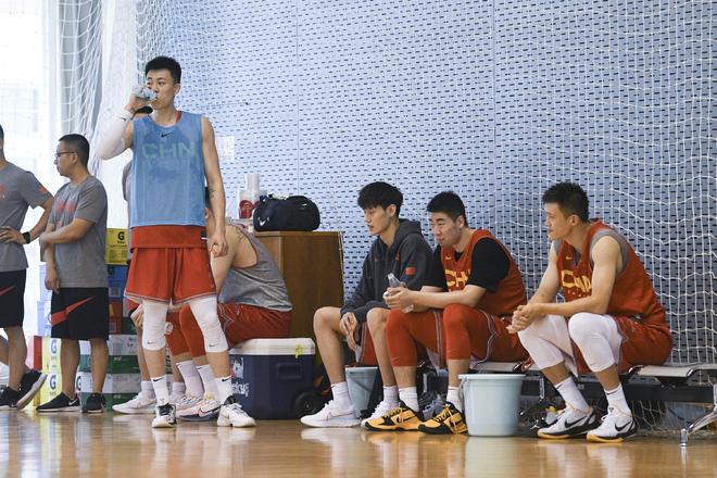 锋线人手告急，中国男篮是否应该主动调整预期借亚洲杯锻炼新人？