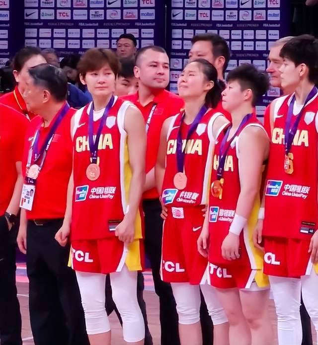 中国女篮泪洒现场！35分狂胜证明实力，主场无缘夺冠真不甘心