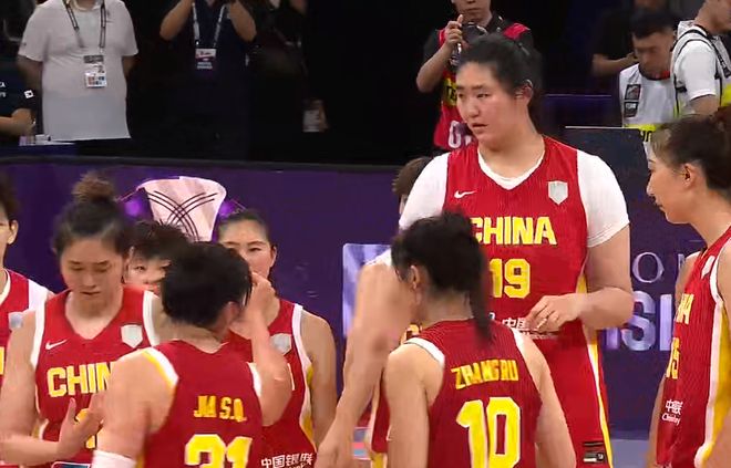 不甘心！中国女篮获得季军，王思雨、王思静等人在领奖台上落泪