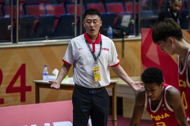 会不会下课？曲绍斌指导CBA选秀营学员遭喷：教他们守联防吗