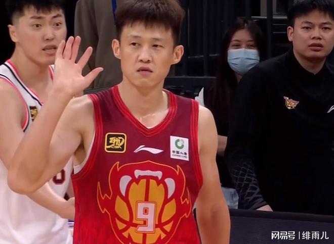 正式到位！男篮强力锋线加盟广东队，这可是杜锋的三号位答案！