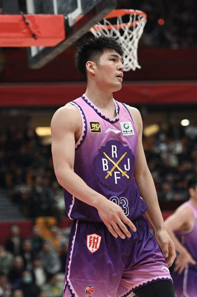 媒体人：目前关于陈国豪的交易里已经没有崔永熙这个选项了