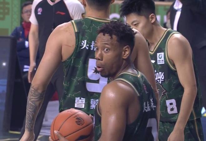 常规赛场均8分，季后赛0分！CBA最疯狂合同，顶薪这么不值钱了？
