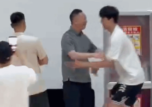 杨瀚森已返回青岛男篮训练基地，见到刘维伟第一刻就拥抱致意