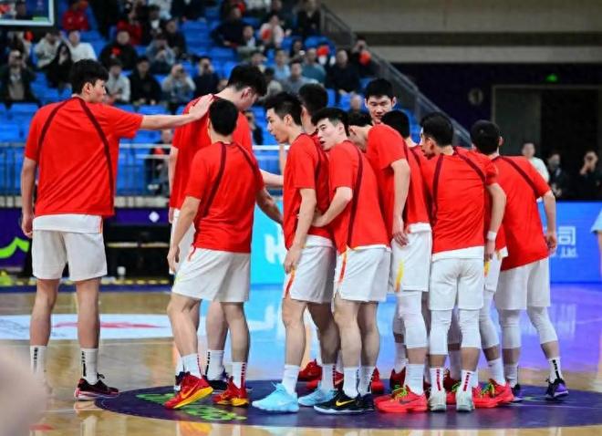 男篮热身赛，开场4分钟仅2分+5人哑火，3名嘴：没惊喜，令人失望