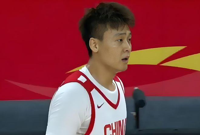 中国男篮赢28分！名记大赞1人：实力独一档，看他都还没有出力