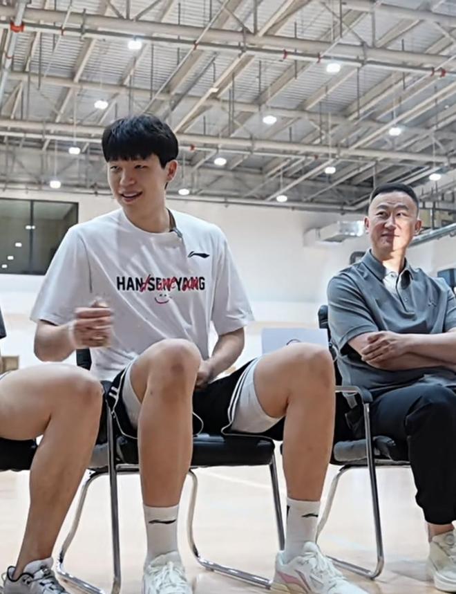 青岛媒体专访杨瀚森：中美篮球差异在于速度和强度，CBA经历对NBA之旅帮助很大