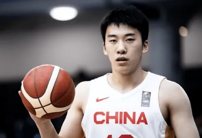 中国男篮轻松大胜！海外前锋继续爆发，稳定投进2个三分！