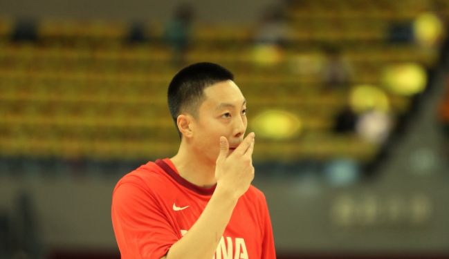 恭喜中国男篮两连胜！胡明轩拉胯，徐杰不及格，王俊杰简直太牛了