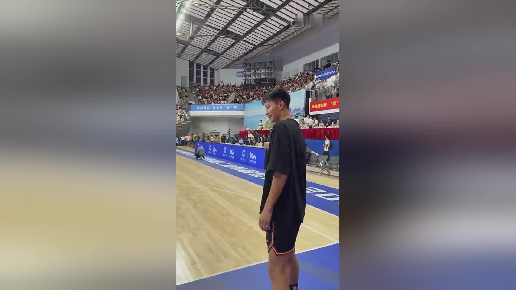 杨曦皓今天行程拉满 上午选秀&晚上就飞到厦门与福建队会合