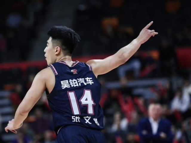 广东宏远10分惜败！杜锋遭遇大逆转，张文逸18分爆发，杜润旺16分