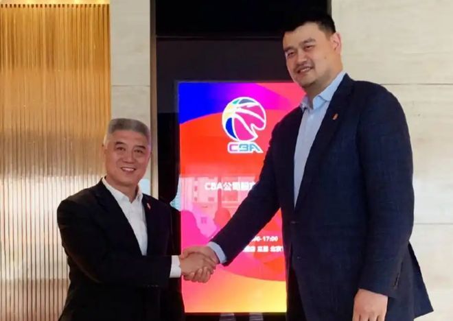 丢人！CBA新董事长上任就在选秀大会念错榜眼名字，跟肖华差远了