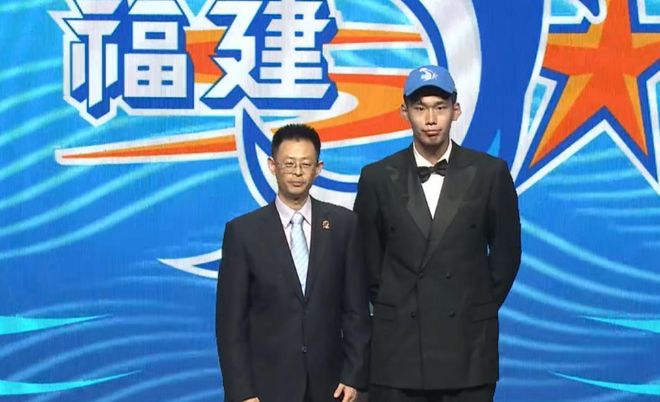 CBA新科状元杨曦皓：福建选中“清华周琦” 联手邹阳组建双子星